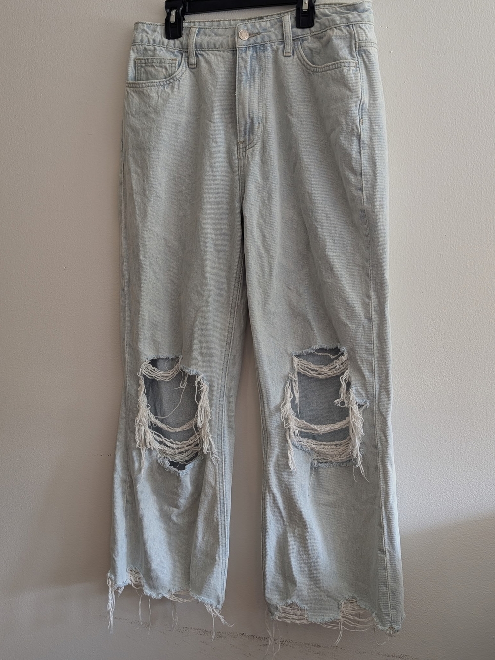 Light Wash Distressed Women’s Jeans - Casual Ripped Knee Style - Picture 4 of 6